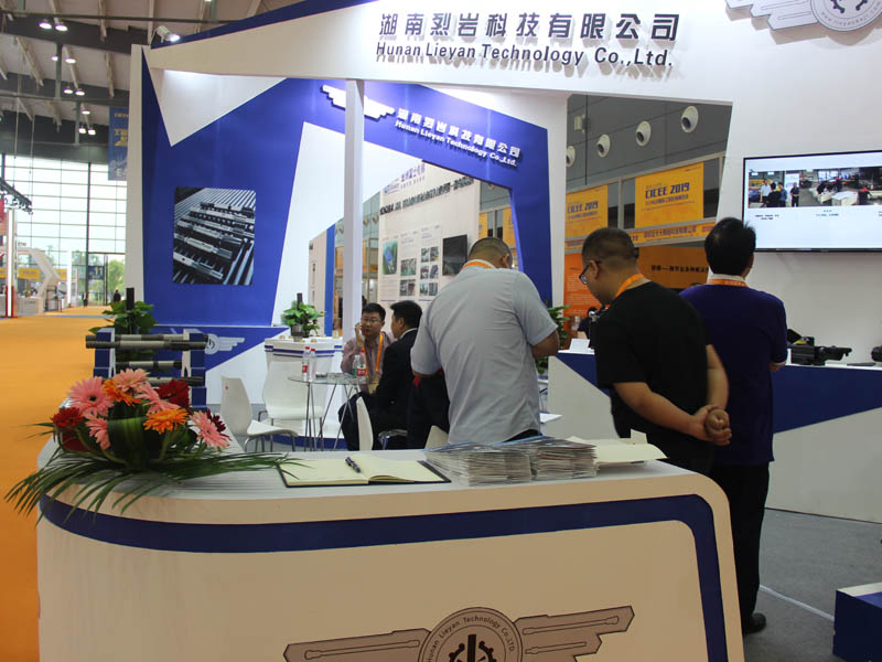 巖石劈裂機(jī)廠家 巖石劈裂機(jī)廠家