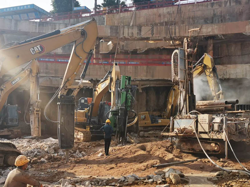 道路掘進(jìn)開采巖石分裂機(jī)工地現(xiàn)場